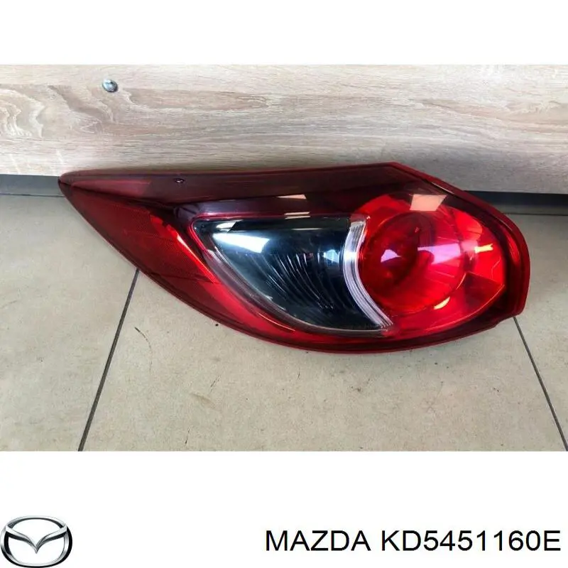 KD5451160E Mazda piloto posterior exterior izquierdo