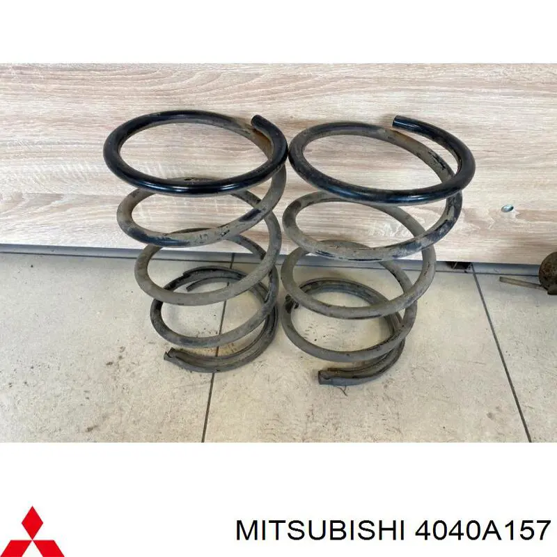 4040A157 Mitsubishi muelle de suspensión eje delantero