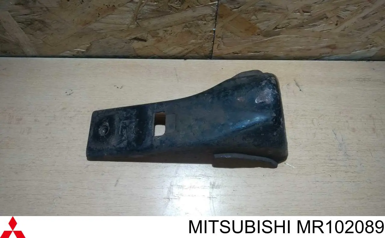 MR102089 Mitsubishi soporte de montaje superior del estabilizador trasero