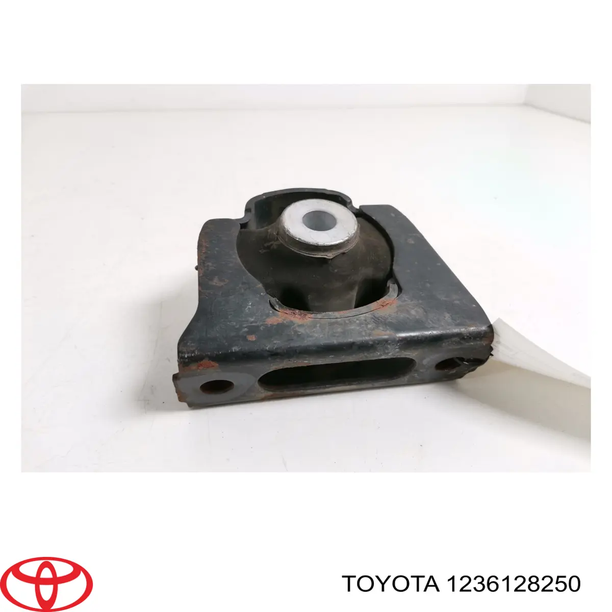 1236128250 Toyota soporte motor delantero