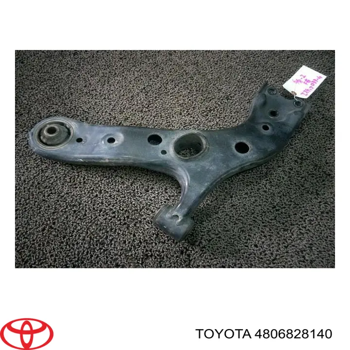 4806828140 Toyota barra oscilante, suspensión de ruedas delantera, inferior derecha