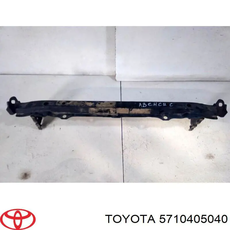 5710405040 Toyota soporte de radiador inferior (panel de montaje para foco)