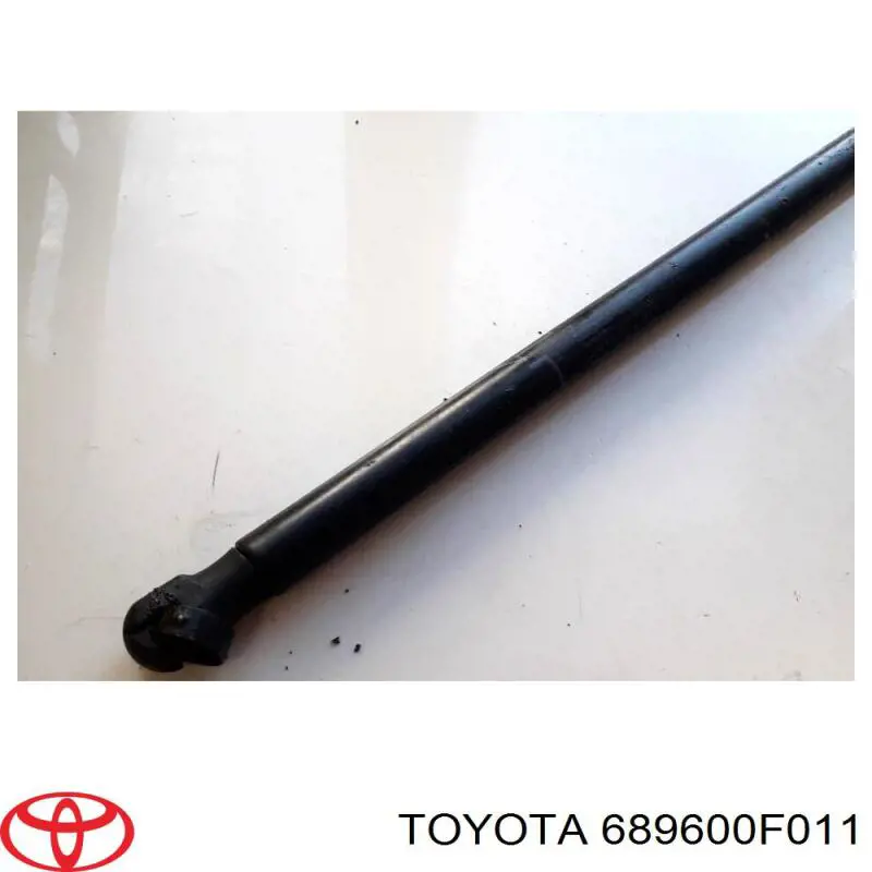 689600F011 Toyota amortiguador de maletero