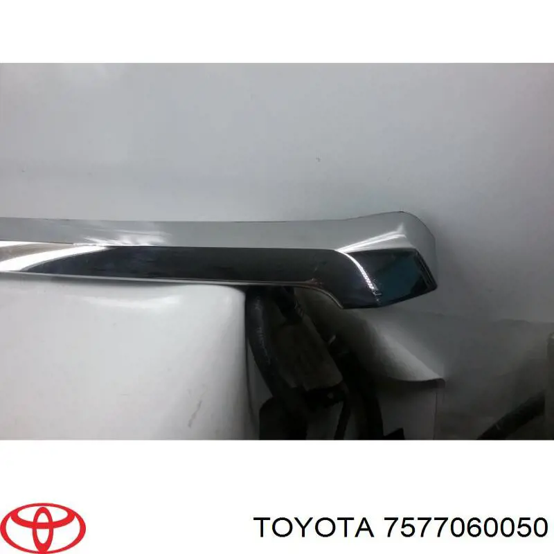 7577060050 Toyota moldura de capó