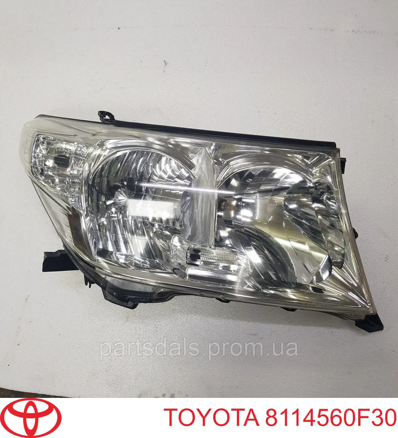 8114560F30 Toyota faro derecho