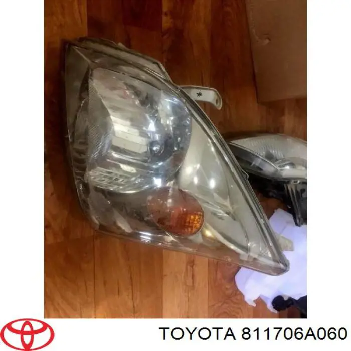 811706A060 Toyota faro izquierdo