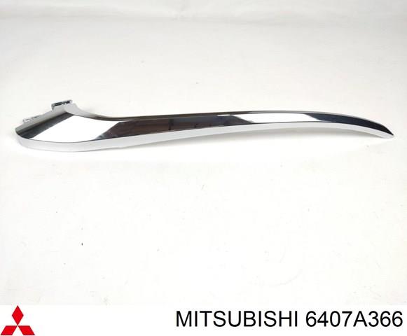 6407A366 Mitsubishi moldura de parachoques delantero derecho