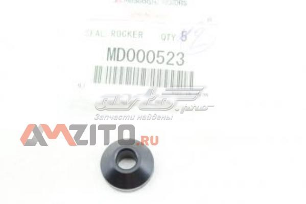 MD000523 Mitsubishi perno de tapa valvula de culata